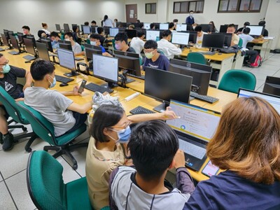 講者教導學生如何修改履歷-2