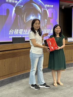 校長與台積電副理合影