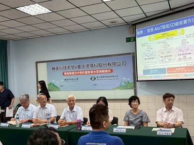 LINE_ALBUM_1140613基士徳簽約暨捐贈活動_251211_8