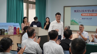 LINE_ALBUM_1140613基士徳簽約暨捐贈活動_251211_82