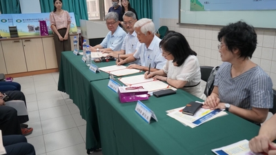 LINE_ALBUM_1140613基士徳簽約暨捐贈活動_251211_105