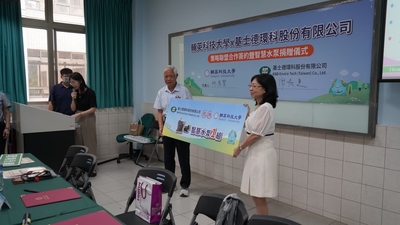 LINE_ALBUM_1140613基士徳簽約暨捐贈活動_251211_123