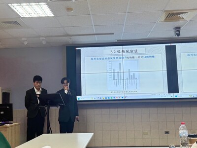 LINE_ALBUM_112學年度環生學院專題競賽1130522_240523_50
