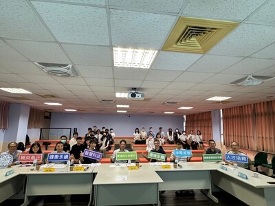 LINE_ALBUM_112學年度環生學院專題競賽1130522_240523_85