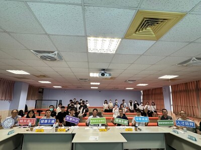LINE_ALBUM_112學年度環生學院專題競賽1130522_240523_86