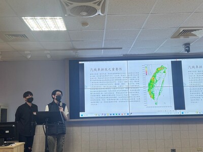 LINE_ALBUM_112學年度環生學院專題競賽1130522_240523_28