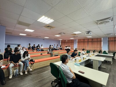 LINE_ALBUM_112學年度環生學院專題競賽1130522_240523_67