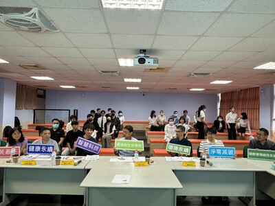 LINE_ALBUM_112學年度環生學院專題競賽1130522_240523_89