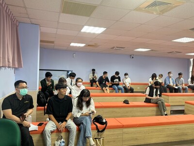 LINE_ALBUM_112學年度環生學院專題競賽1130522_240523_69