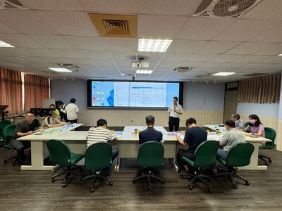LINE_ALBUM_112學年度環生學院專題競賽1130522_240523_99