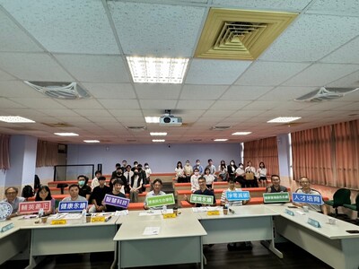 LINE_ALBUM_112學年度環生學院專題競賽1130522_240523_88